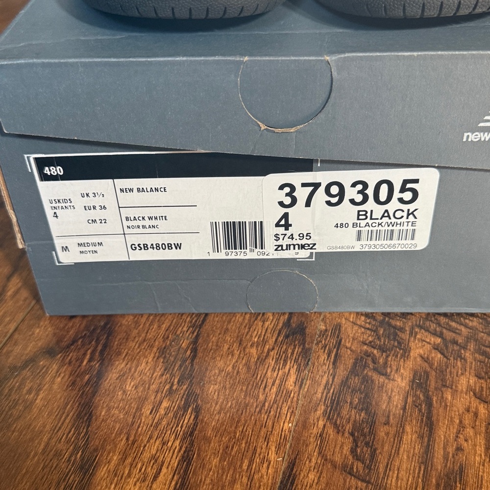 NWT!  New Balance boys Black and white Sneakers, size 4 - Picture 3 of 8